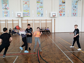 15 марта 2022 года в МАОУ СШ № 8 прошли школьные соревнования по стритболу в рамках «Дня Здоровья» в ходе школьной спартакиады среди 5-11 классов