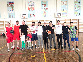 Дружеская встреча по баскетболу между выпускниками и учениками школы